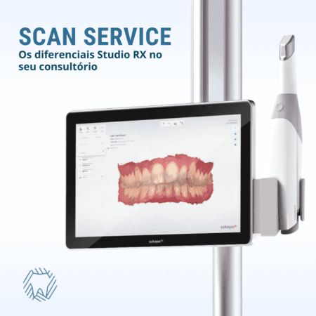monitor mostrando um modelo digital, ao lado de um scanner intraoral