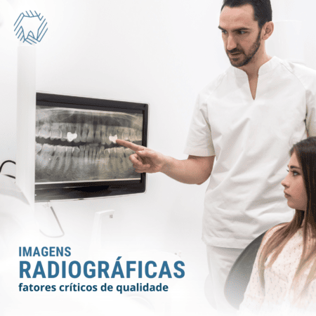 Radiologista e paciente observando exame em um monitor