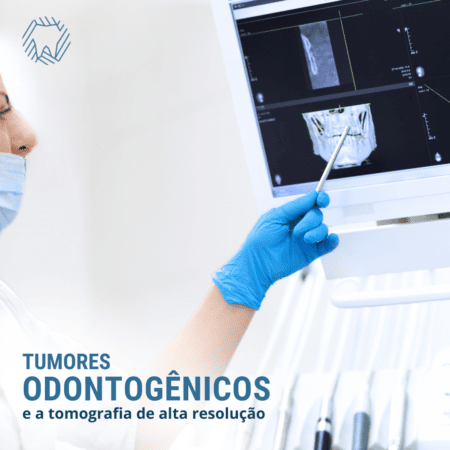 Radiologista observando exame em um monitor e apontando para uma estrutura específica